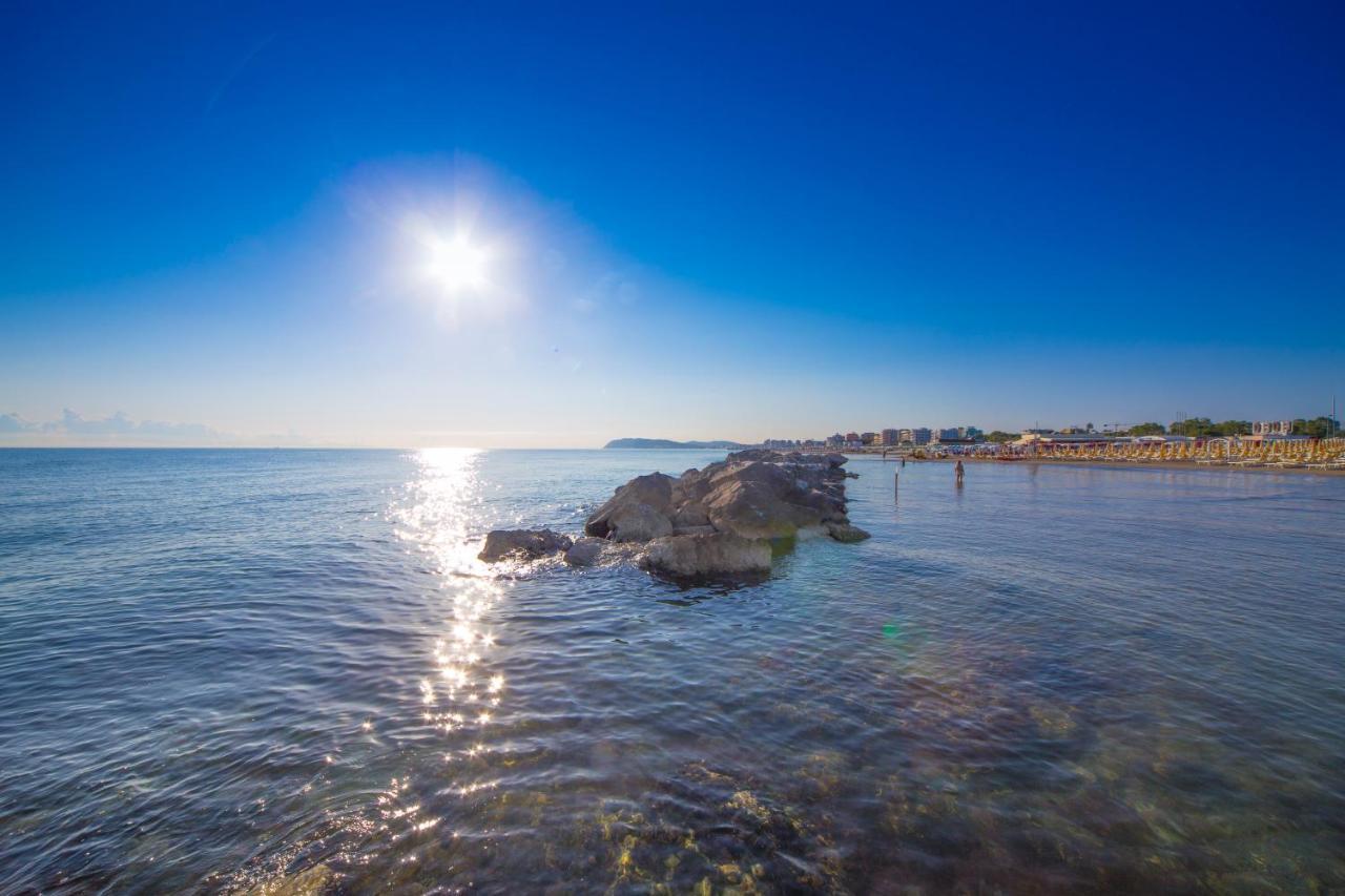 Hotel Baltic Misano Adriatico Buitenkant foto