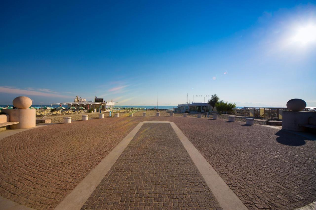 Hotel Baltic Misano Adriatico Buitenkant foto