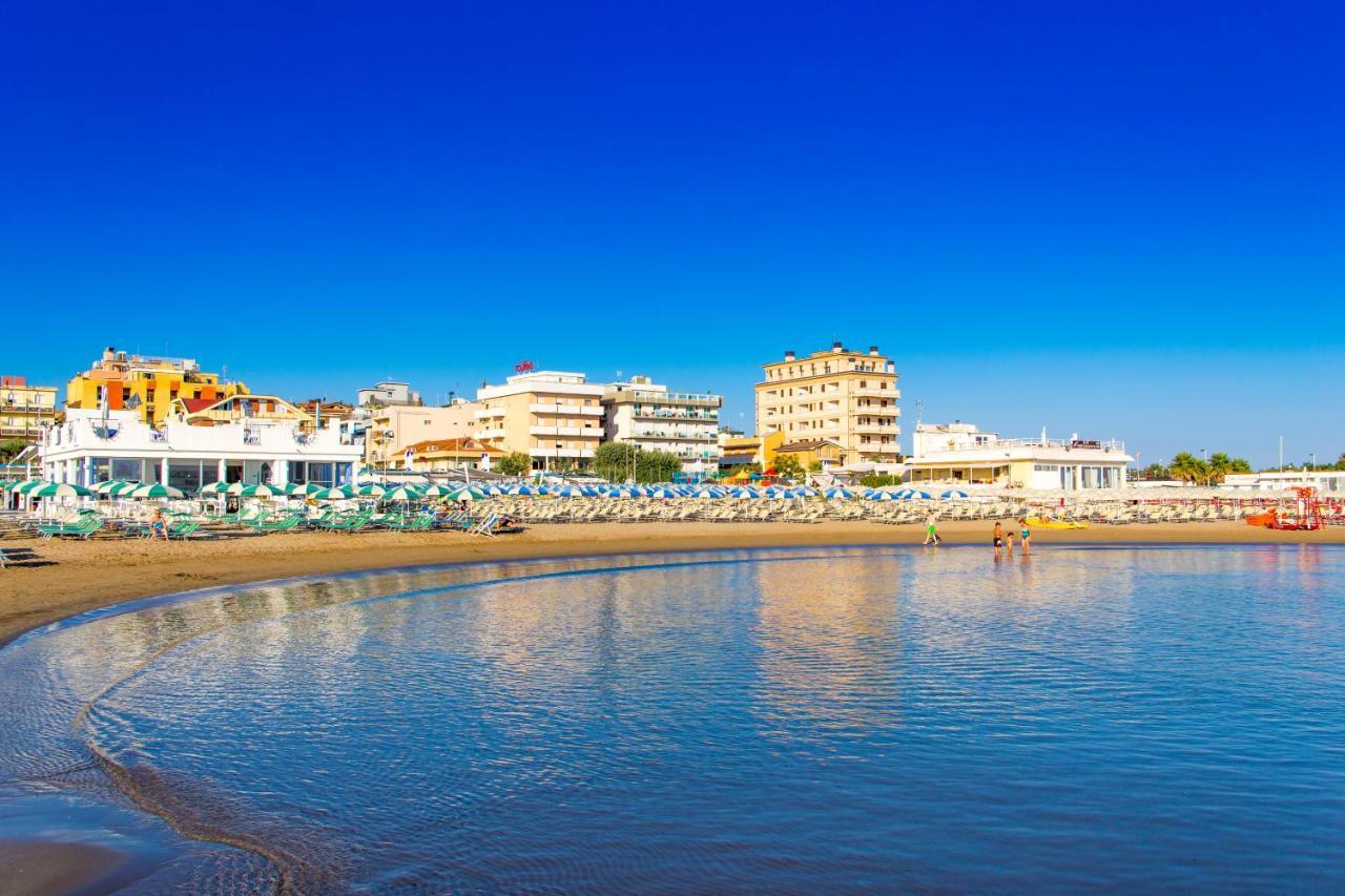 Hotel Baltic Misano Adriatico Buitenkant foto