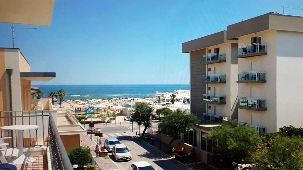 Hotel Baltic Misano Adriatico Buitenkant foto
